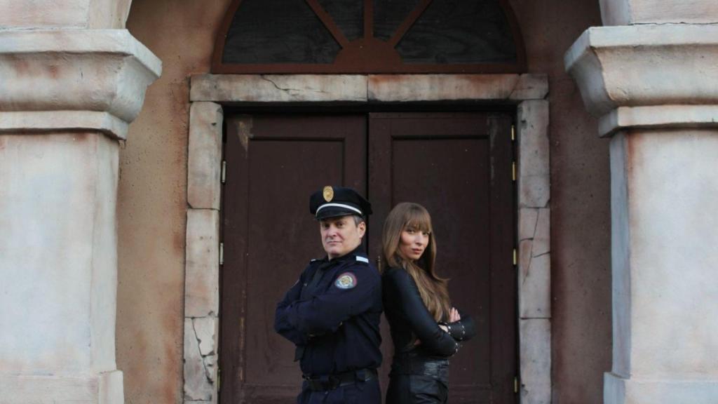 Alba Bermúdez y Rubén Trujillo son Nicki y Harris en el espectáculo Loca Academia de Policía del Parque Warner en Madrid.