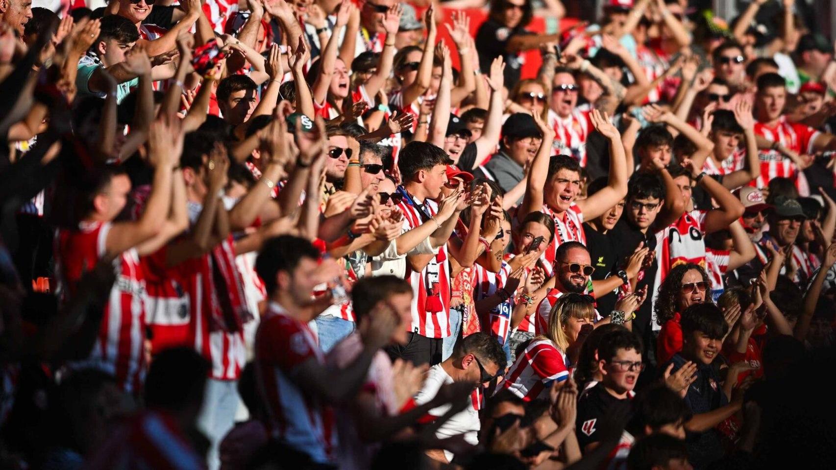 La afición del Sporting de Gijón durante un partido en El Molinón.