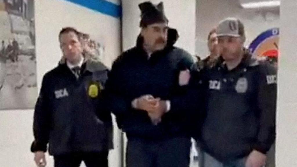 Imagen que muestra al presidente de Venezuela, Nicolás Maduro, siendo llevado bajo custodia por un pasillo en las oficinas de la Administración de Control de Drogas de Estados Unidos (DEA) en Nueva York