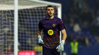 Joan García, durante el calentamiento con el Barça.