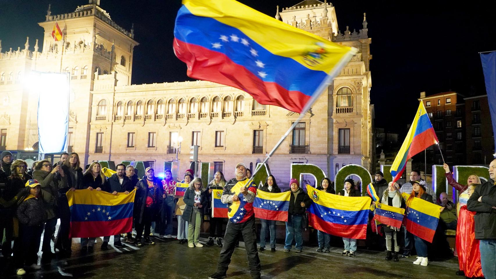 Concentración de venezolanos en la Plaza Zorrilla de Valladolid