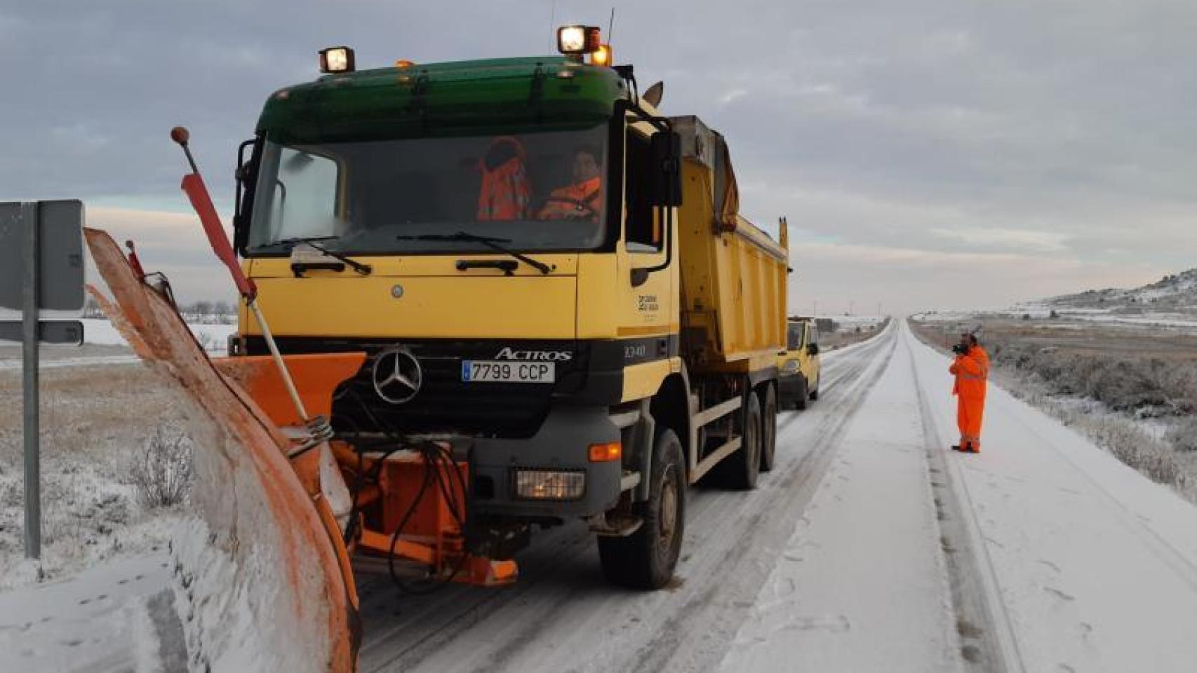 Quitanieves en una carretera aragonesa
