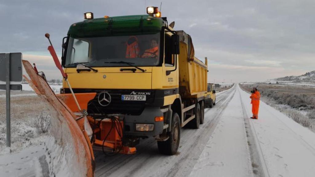 Quitanieves en una carretera aragonesa