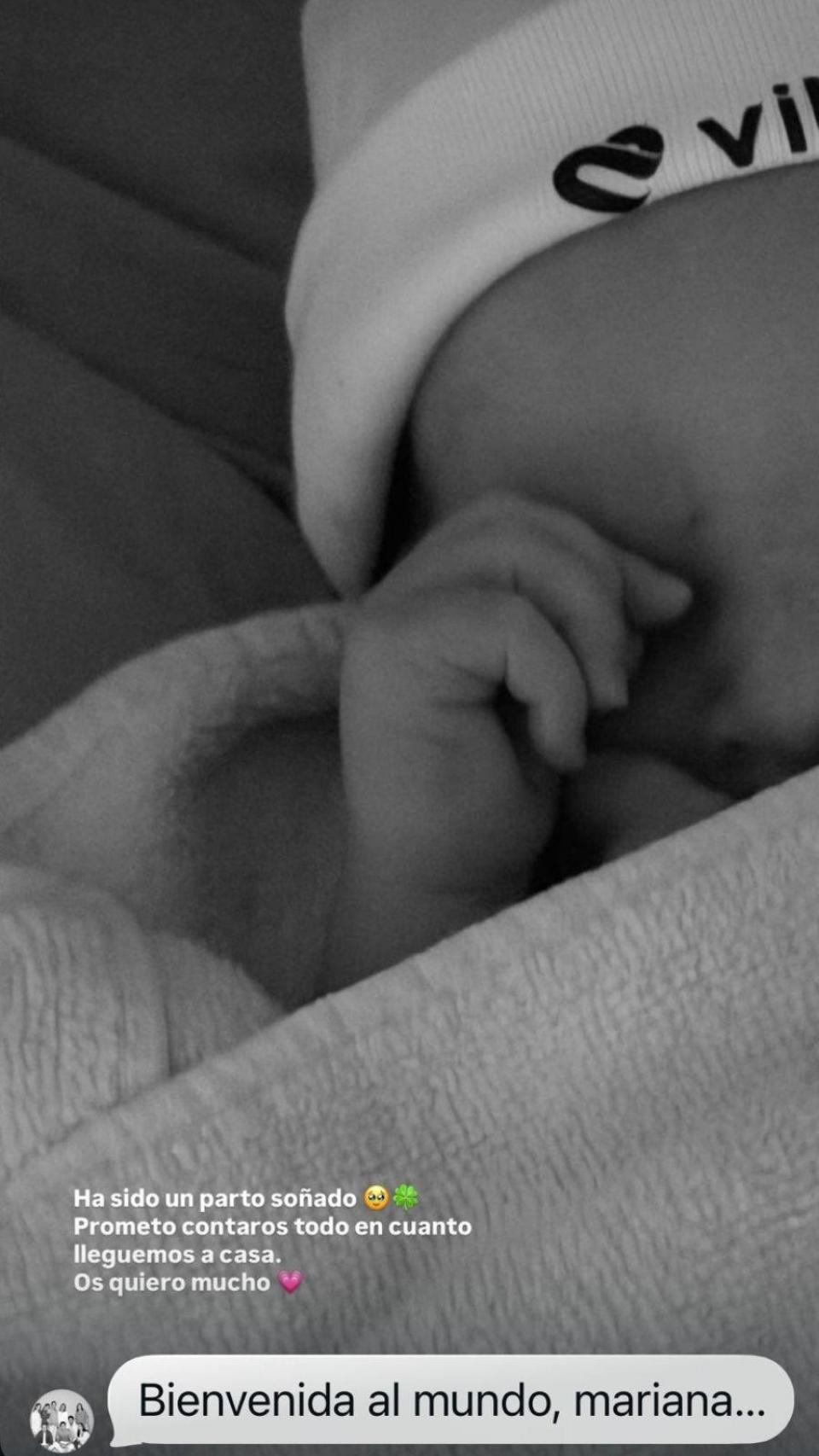 María Pombo ha compartido en las redes sociales una imagen de su hija recién nacida, Mariana.