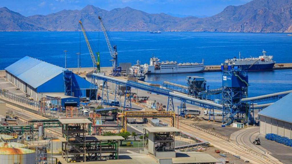 Uno de los muelles del puerto de Cartagena que verá renovado su alumbrado.