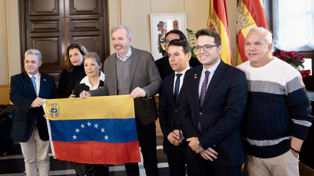Jorge Azcón, con representantes de asociaciones venezolanas en Zaragoza