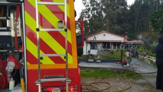 Un incendio calcina una vivienda unifamiliar de Santa María de Neda (A Coruña)