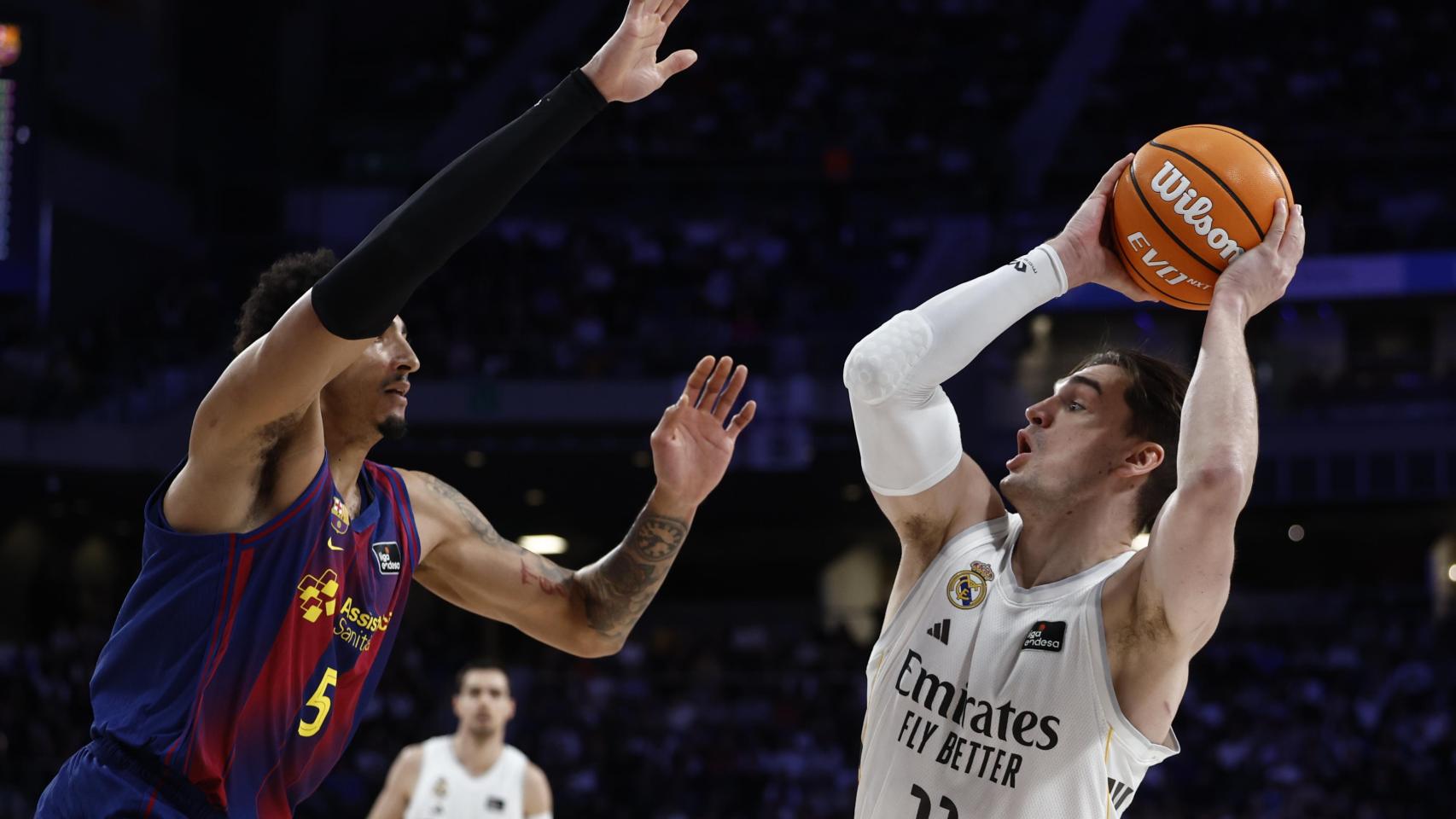 Mario Hezonja trata de anotar ante Metu en El Clásico de baloncesto.