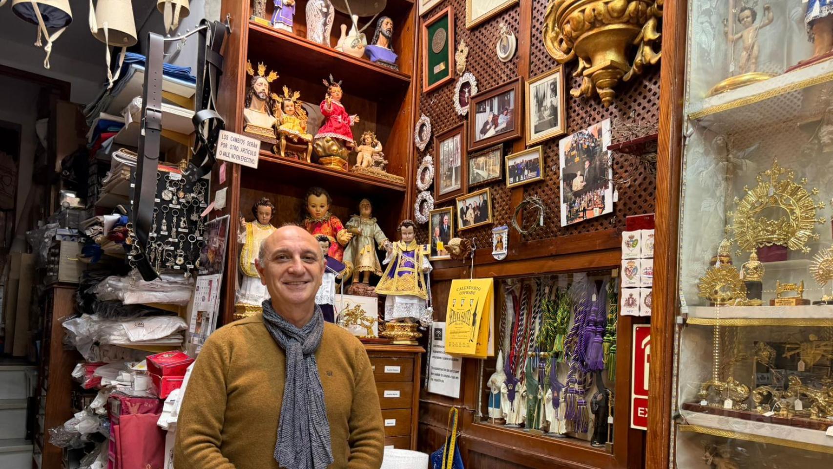 Imagen de Antonio, el dueño de Casa Rodríguez, la tienda más antigua de Sevilla.