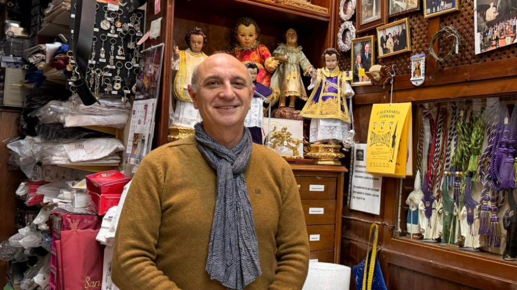 Imagen de Antonio, el dueño de Casa Rodríguez, la tienda más antigua de Sevilla.