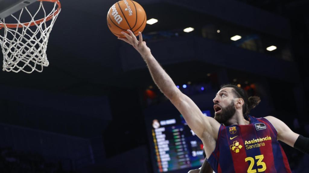 Shengelia sube a canasta durante el Clásico contra el Real Madrid.
