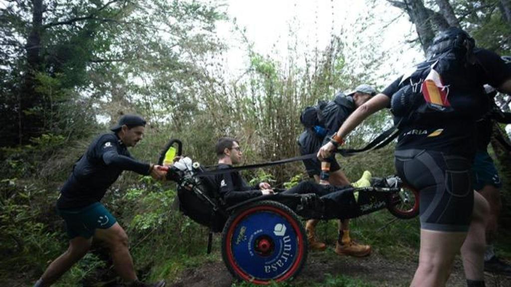 El equipo de Empujando Sonrisas en El Cruce, en Argentina.