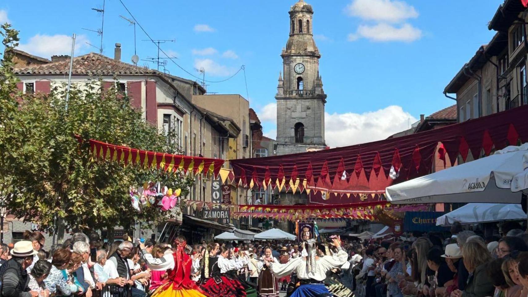 Al fondo, la Torre del Reloj de Toro