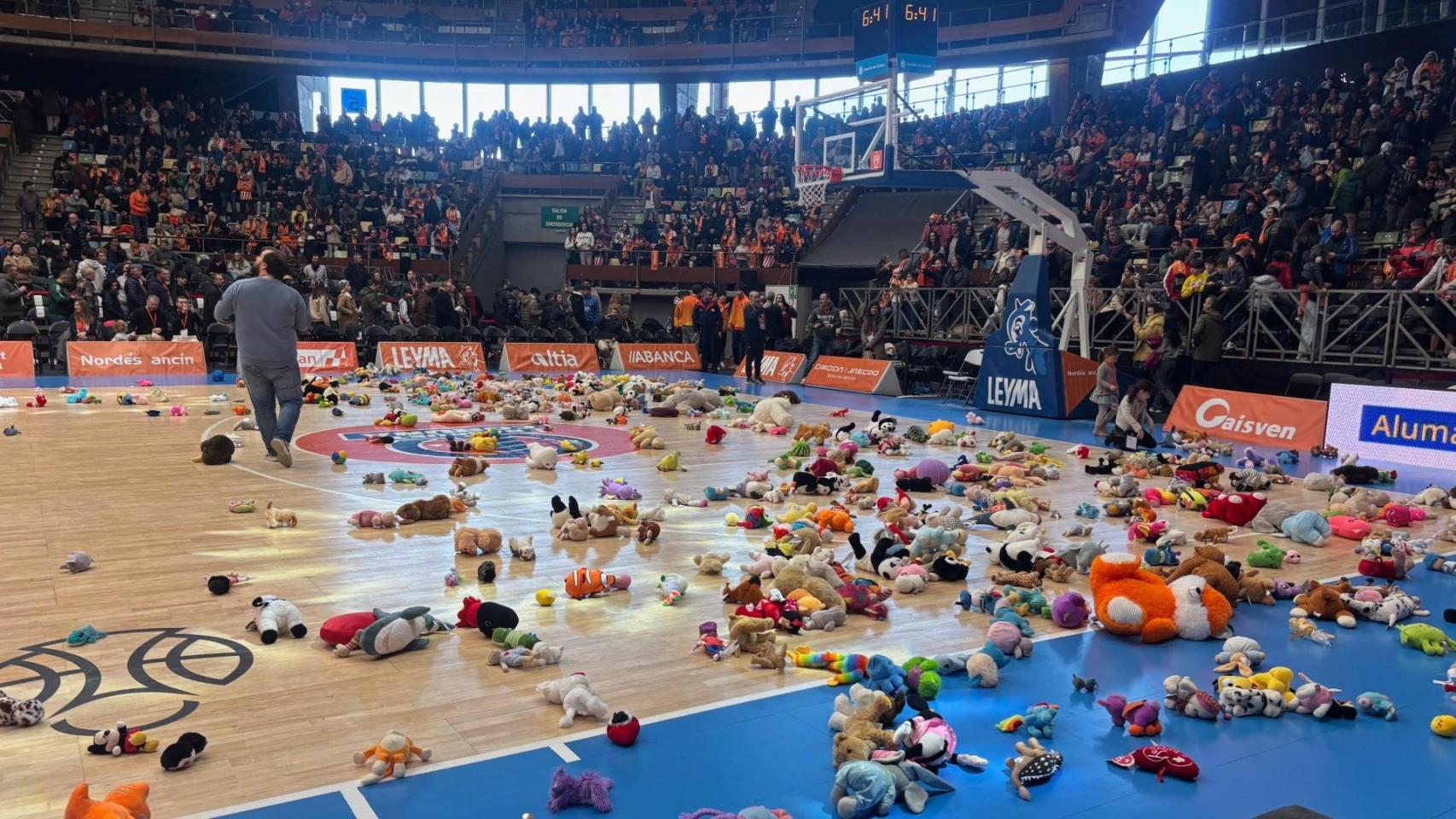 Éxito total en la lluvia de peluches promovida por Básquet Coruña