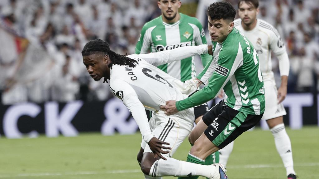 Camavinga, presionado por Marc Roca.