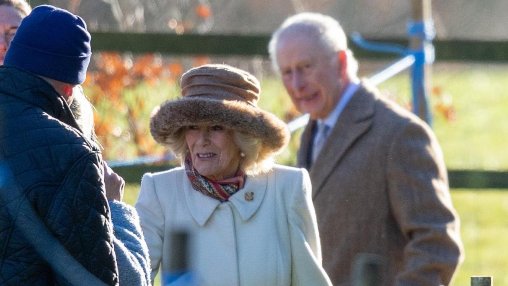 El rey Carlos III y Camila asisten a una misa en la iglesia de Santa María Magdalena, en Sandringham.