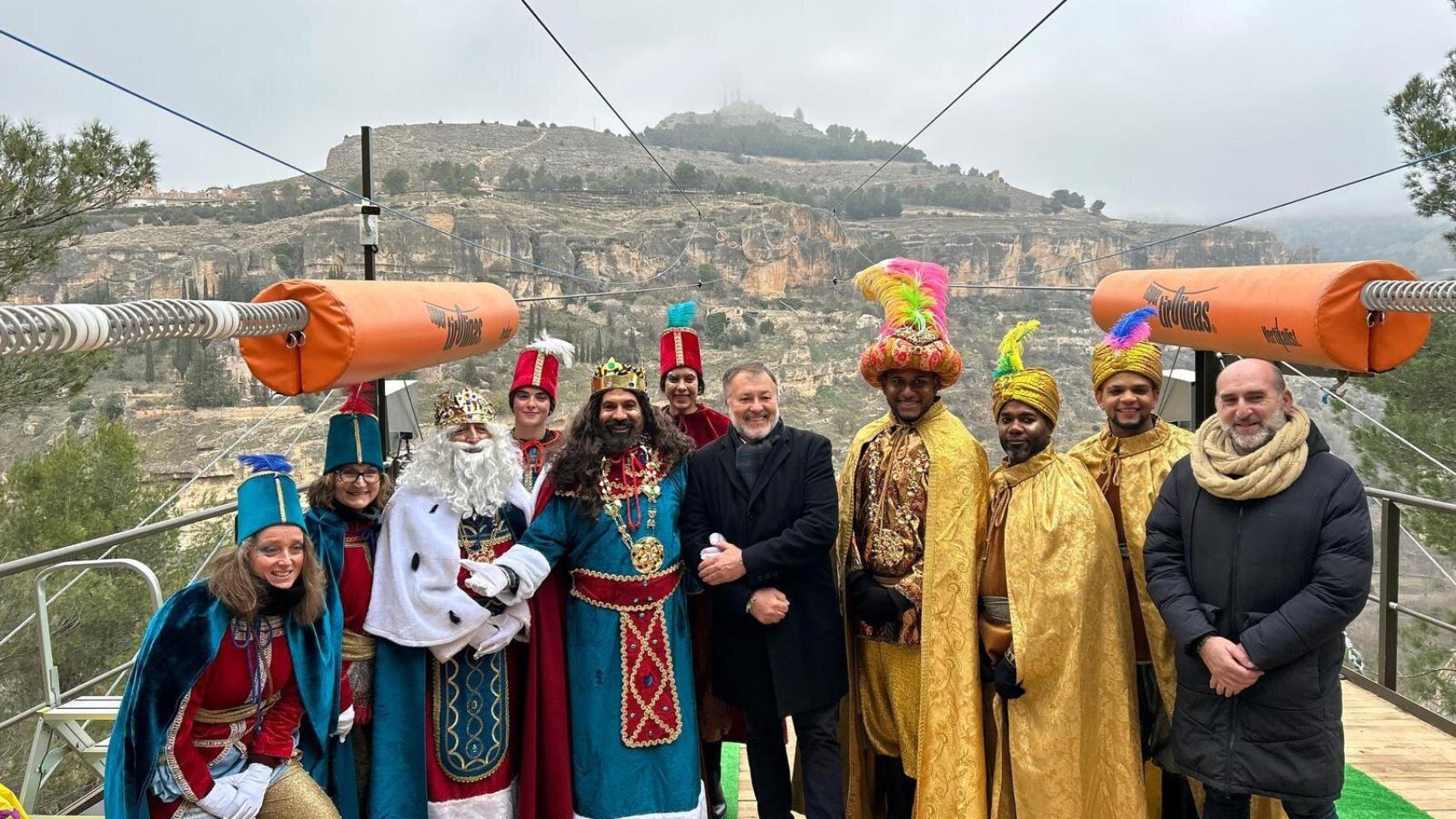 Los Reyes Magos junto al alcalde de Cuenca, Darío Dolz en la tradicional llegada de sus Majestades a través de la tirolina Las Hoces.
