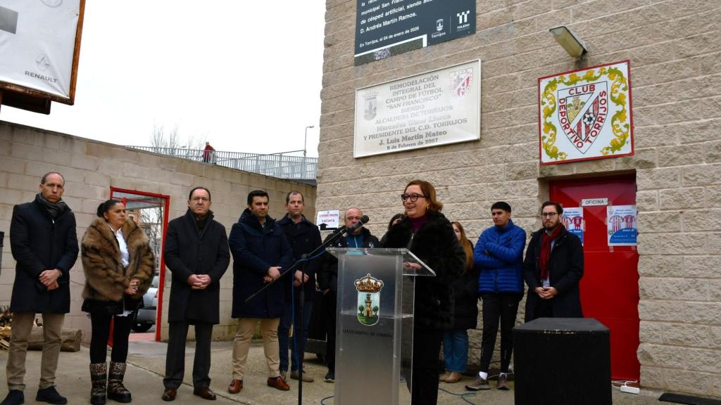 La presidenta de la Diputación de Toledo, Concepción Cedillo en la inauguración del campo fútbol de Torrijos.
