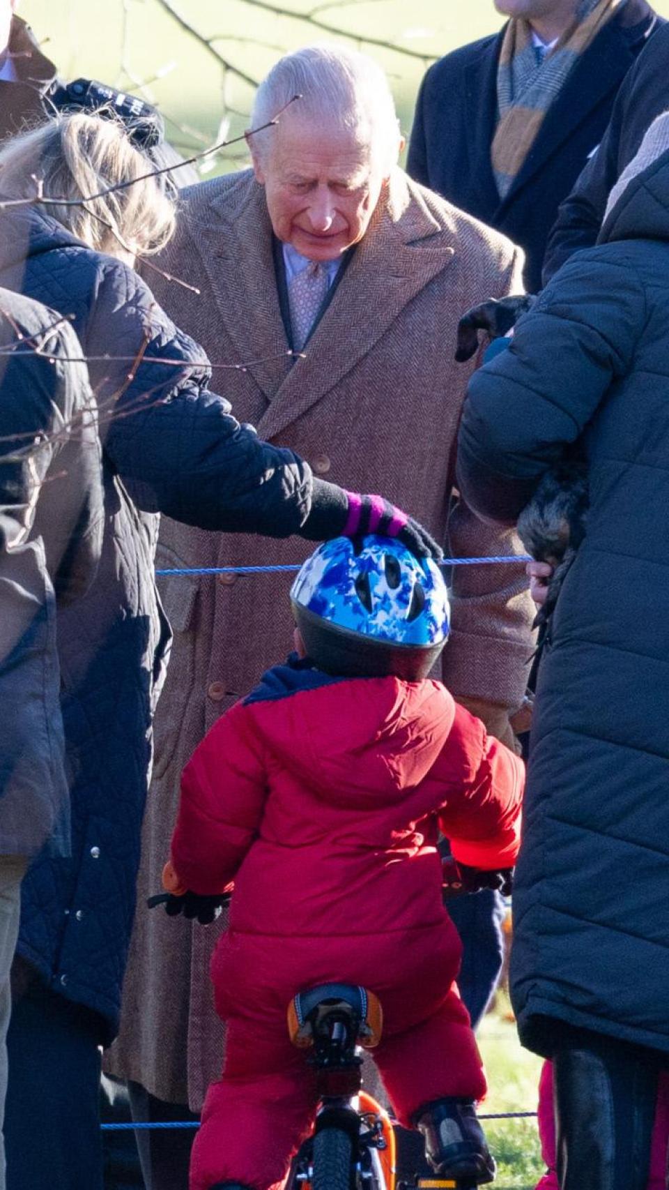 El rey Carlos III conversa con un niño y su familia en su primera aparición pública en 2026, en Norfolk.