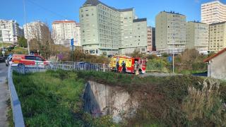 El equipo de bomberos en una intervención este domingo en A Coruña.