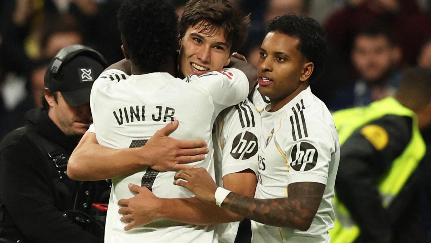 Gonzalo se abraza con Vinicius y Rodrygo.
