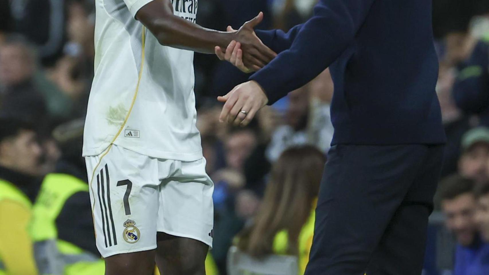 Vinicius da la mano a Xabi Alonso tras ser cambiado