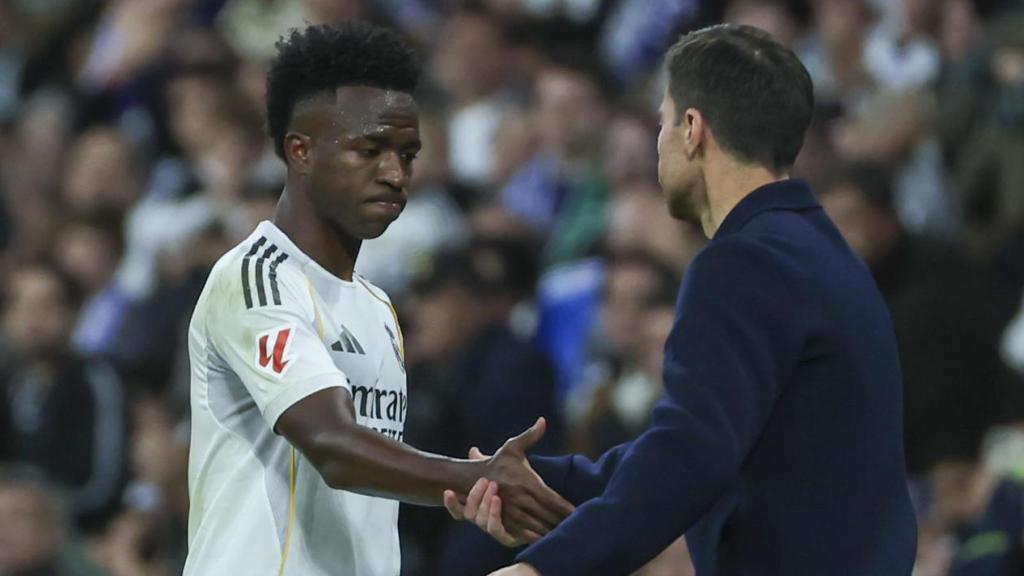 Vinicius da la mano a Xabi Alonso tras ser cambiado