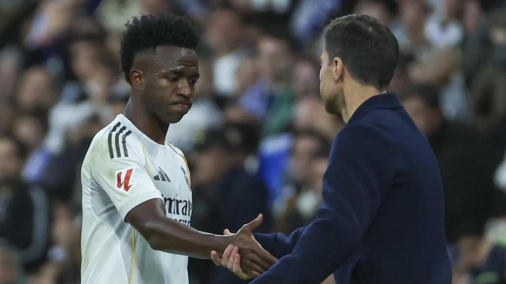 Vinicius da la mano a Xabi Alonso tras ser cambiado