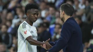 Vinicius da la mano a Xabi Alonso tras su sustitución