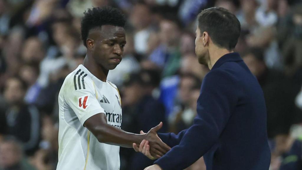 Vinicius da la mano a Xabi Alonso tras su sustitución