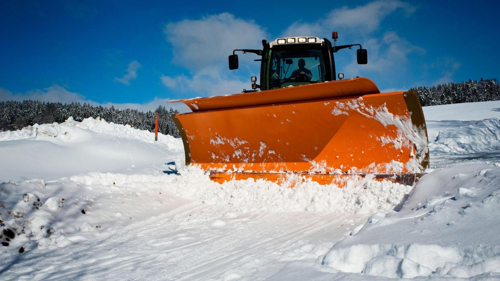 Imagen de un tractor quitando nieve.