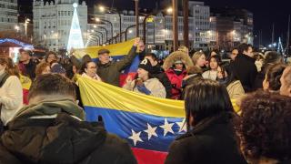 Concentración de venezolanos en A Coruña para celebrar la captura de Maduro.