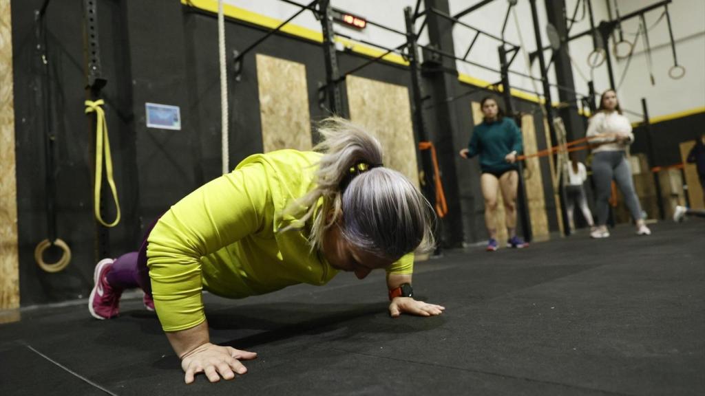 Imagen de archivo de una mujer haciendo ejercicio en un gimnasio de Madrid.