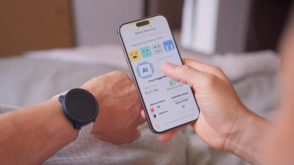 Imagen de archivo de una mujer utilizando una aplicación de seguimiento del estado de salud.