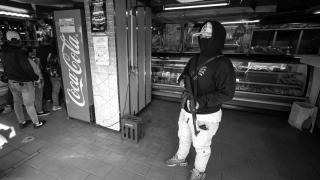 Un sicario de los colectivos chavistas vigila la cola de un supermercado.