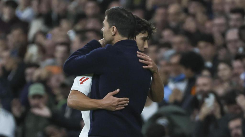 Gonzalo abraza a Xabi Alonso tras ser sustituido en el partido del Betis.