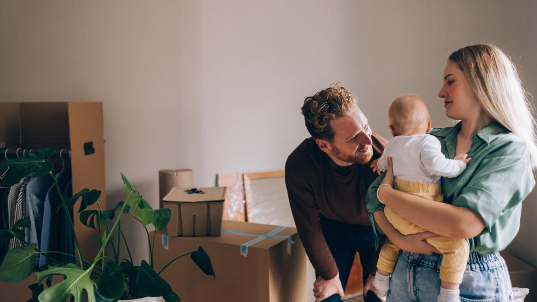Imagen de archivo de una pareja con un bebé.