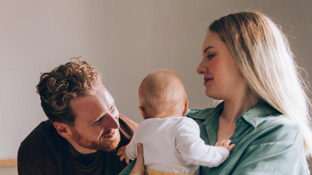 Imagen de archivo de una pareja con un bebé.