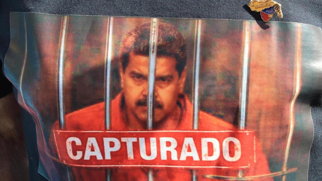 A person wears a t-shirt with the image of the president of Venezuela, Nicolás Maduro, with the phrase Captured during a protest.