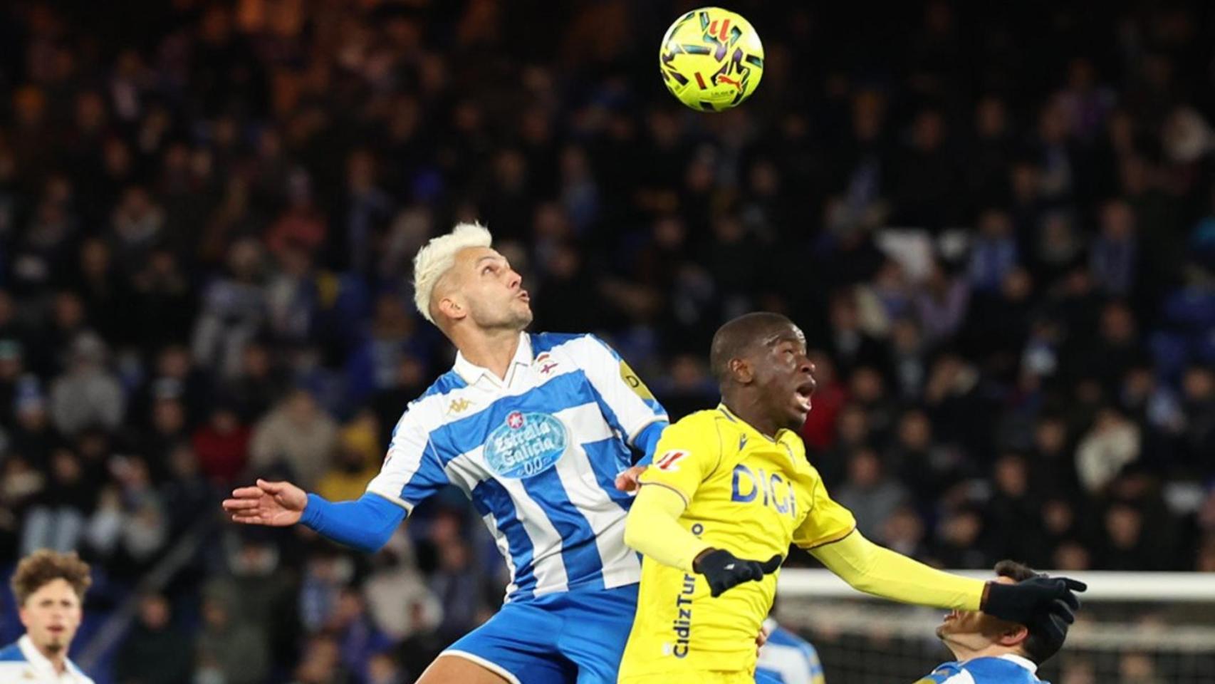 Stoichkov pelea un balón en el partido entre Dépor y Cádiz
