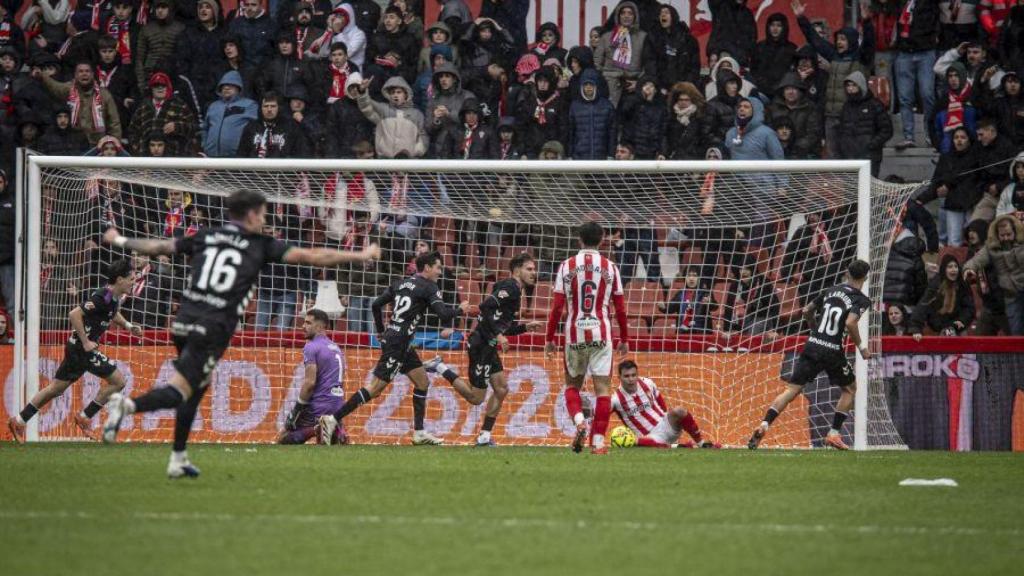 Los jugadores del Málaga CF celebran el segundo gol en El Molinón