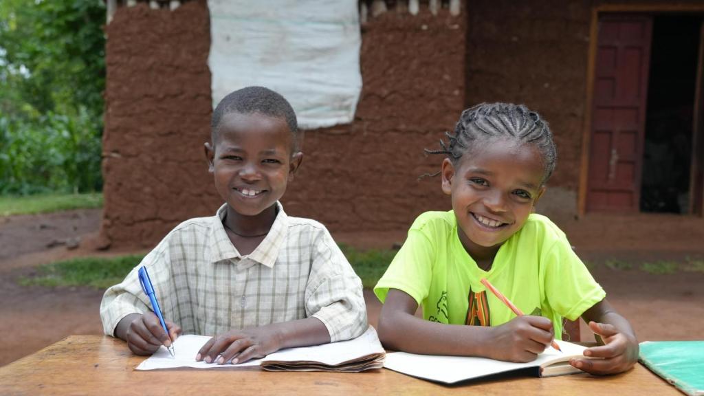 Los dos niños etíopes que siguen estudiando gracias a esta iniciativa de Ayuda en Acción.