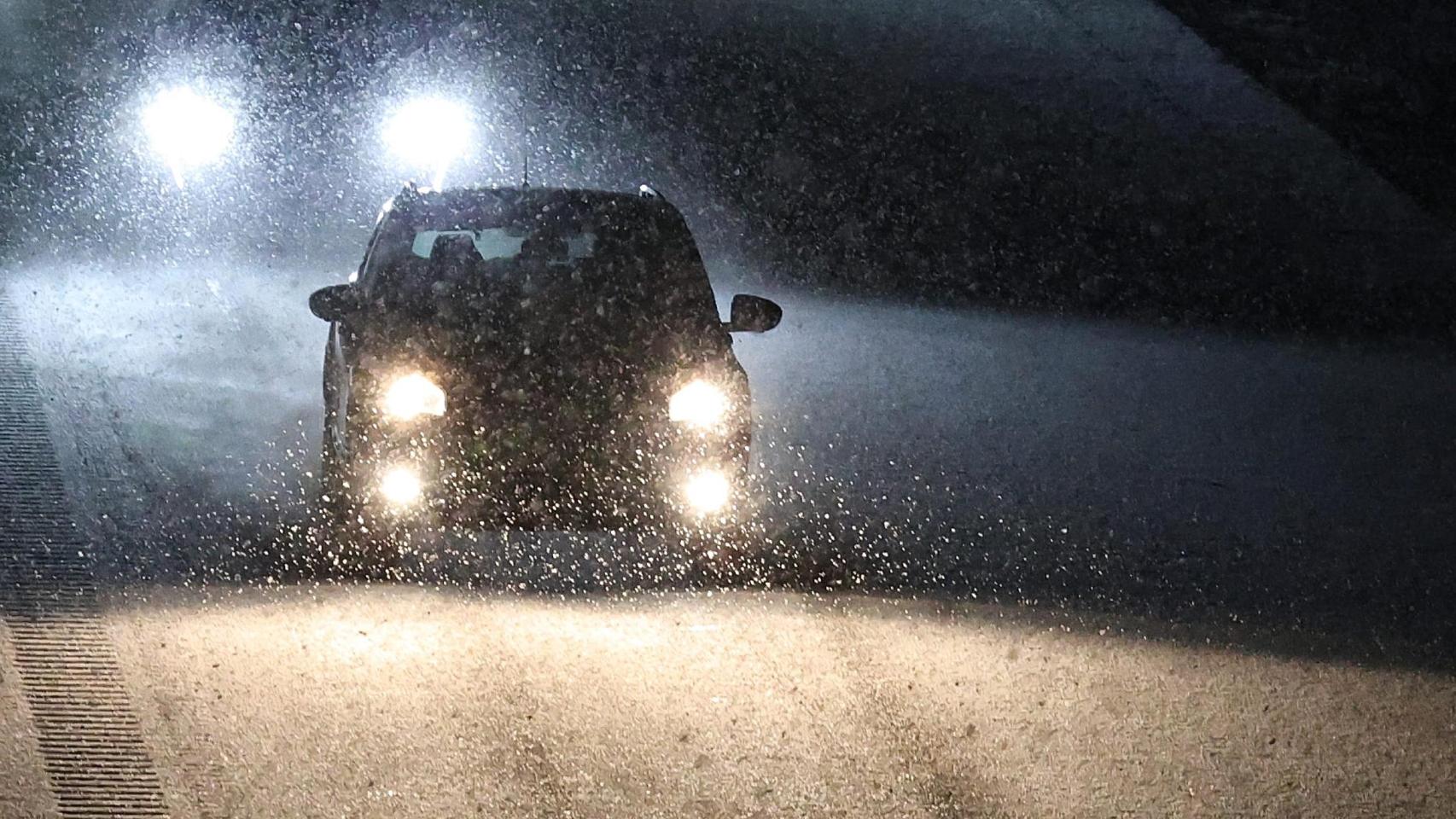 Nieve en la autovía A-50, entre Salamanca y Ávila