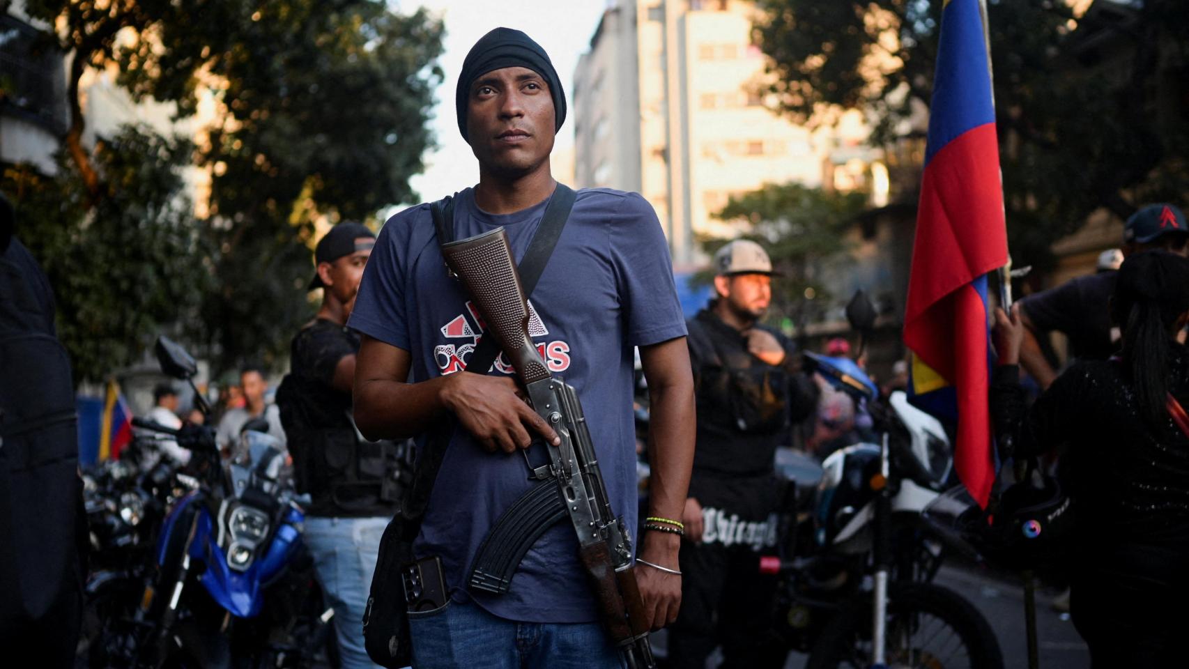 Miembros paramilitares del grupo 'Colectivos' patrullan las calles de Caracas.