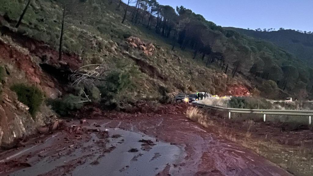 Vista del desprendimiento de tierras en una carretera entre Estepona y Jubrique.