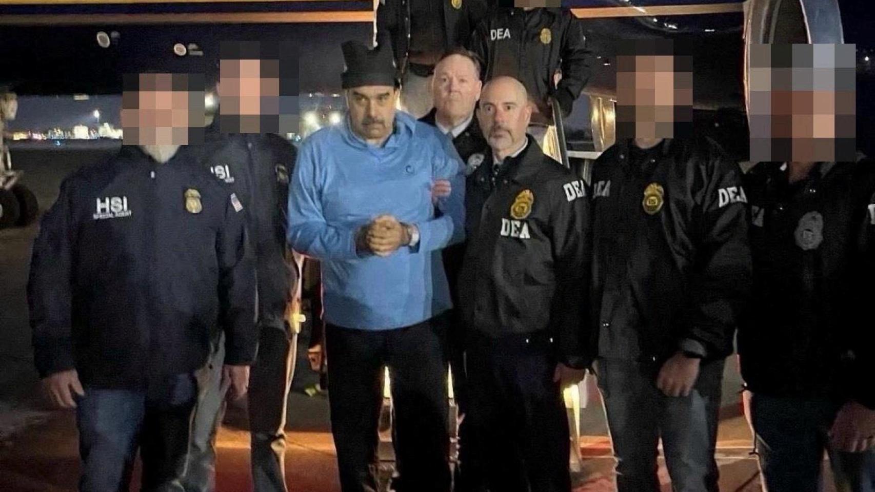 Nicolás Maduro, junto al administrador de la DEA, mientras es trasladado bajo custodia desde un avión federal en Nueva York.