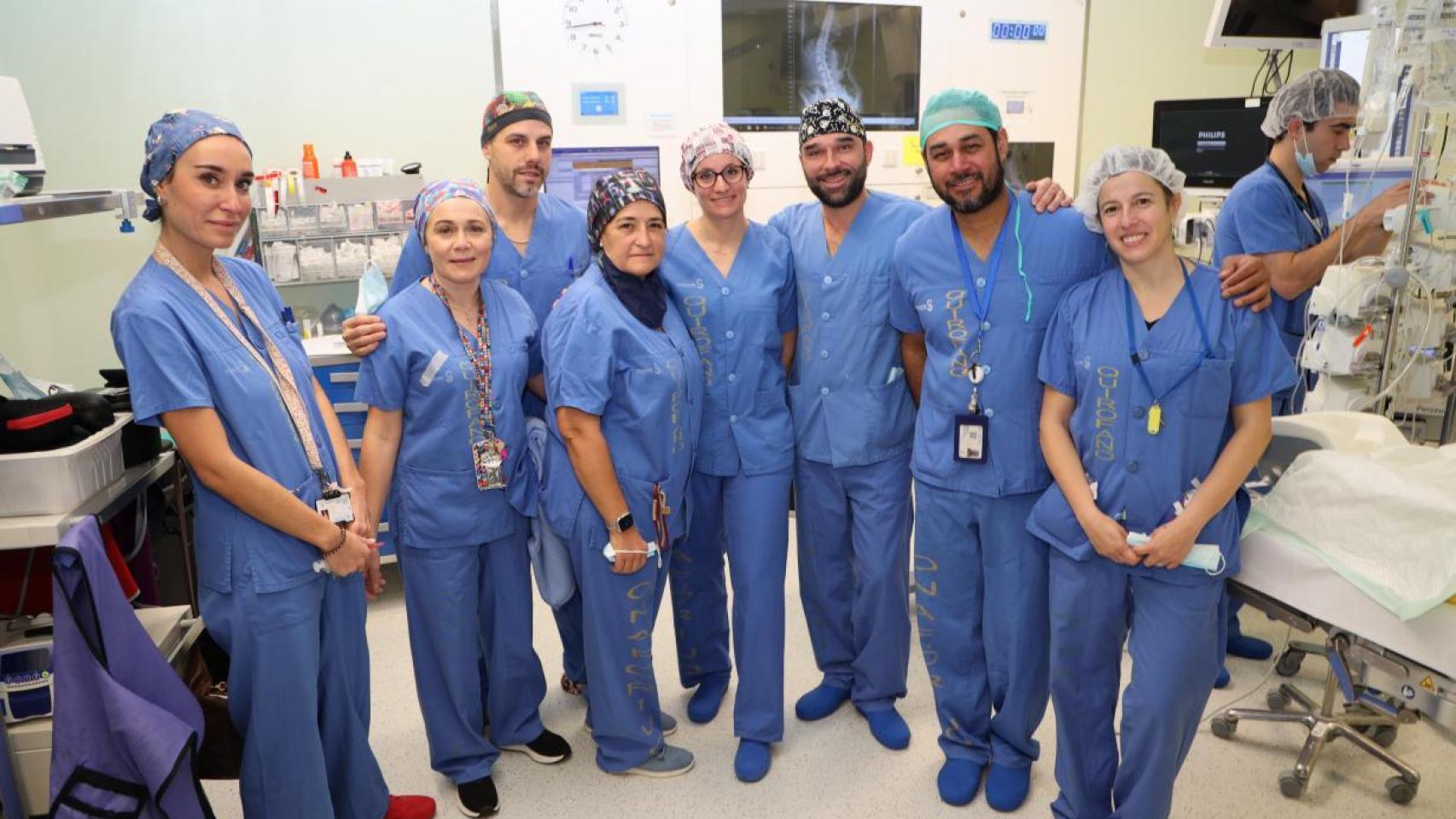Equipo de la Unidad de Columna del Hospital Universitario de Toledo que ha realizado la primera cirugía para corregir la escoliosis idiopática.