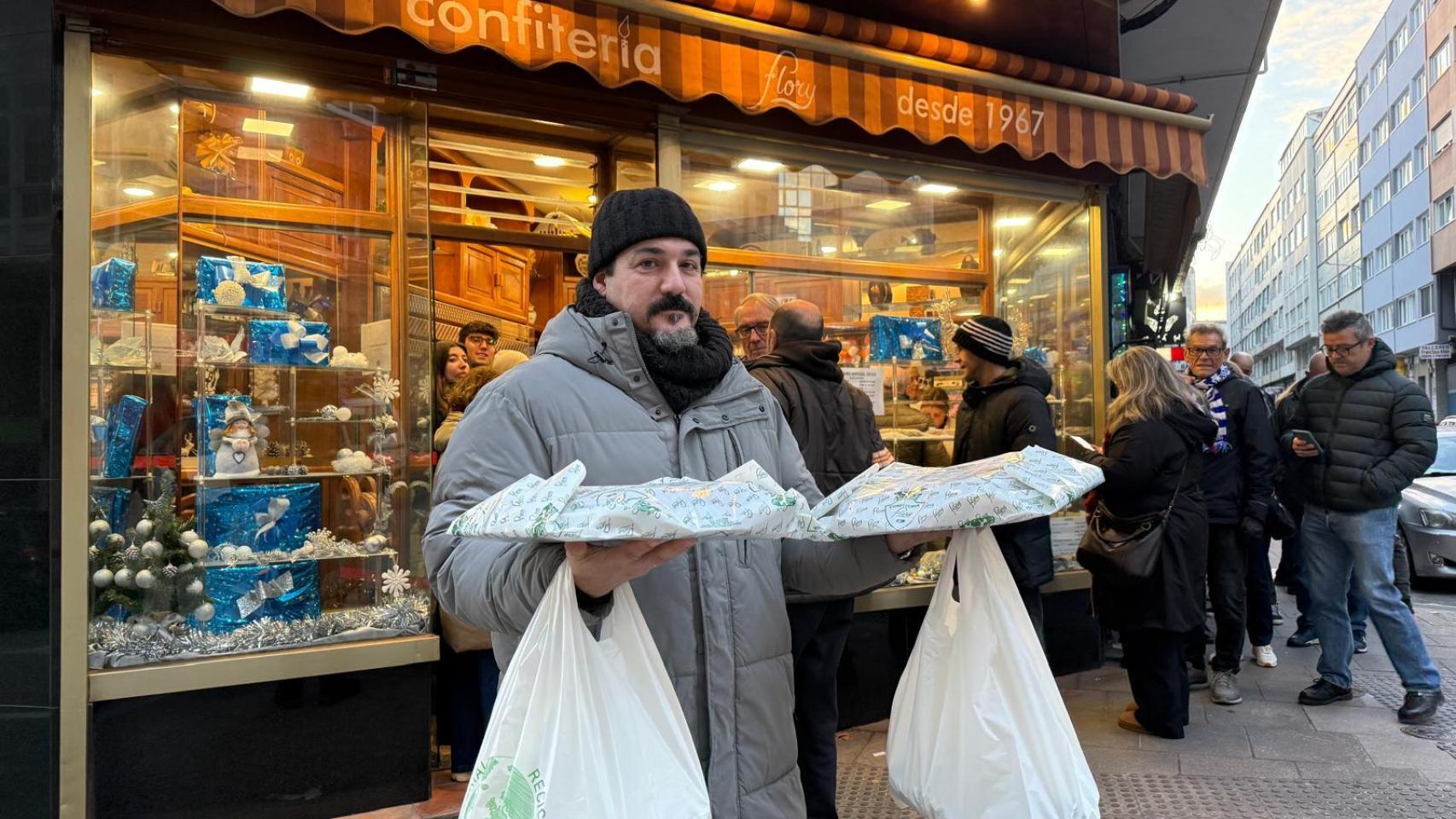 Un cliente a las puertas de la confitería Flory