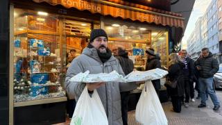Un cliente a las puertas de la confitería Flory