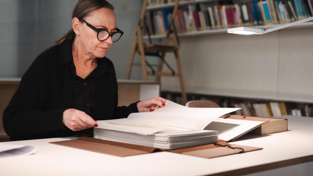 Laura García-Lorca revisa los manuscritos del poeta en el Centro FGL de Granada. Foto: Fran Ménez